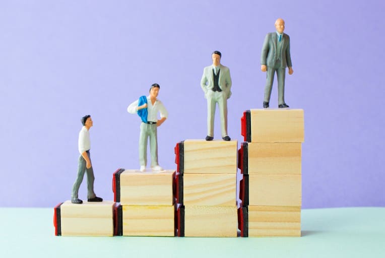法人の役員報酬で節税する方法は？損金算入の条件や注意点を徹底解説